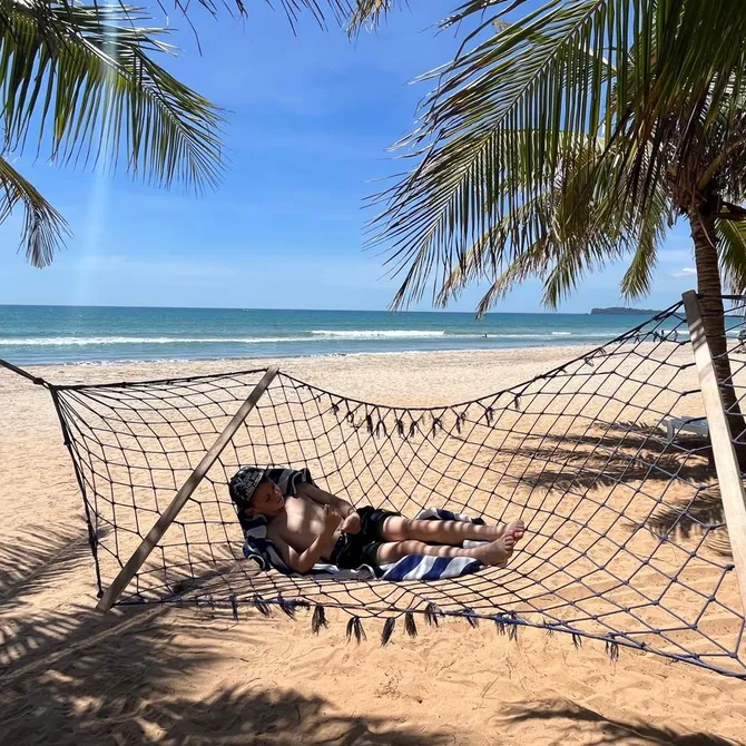 Op het strand in de hangmat, Trincomalee Sri Lanka
